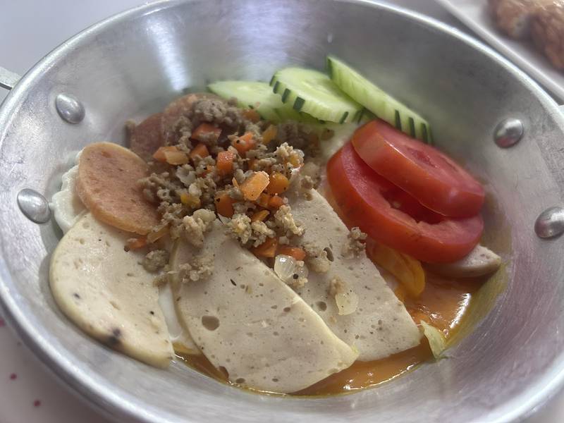 ไข่กระทะใส่หมูยอ หมูสับ แตงกวา และมะเขือเทศ
