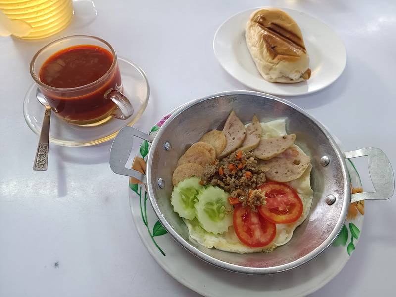 ไข่กระทะใส่หมูยอ หมูสับ มะเขือเทศ กับชาร้อนและขนมปัง