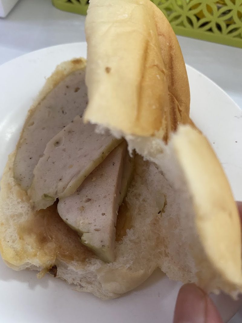 ขนมปังยัดไส้หมูยอ