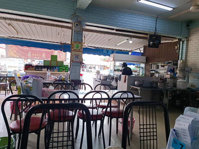 ภายในร้านพรเทพอาหารเช้า โต๊ะเก้าอี้หน้าครัวเปิด